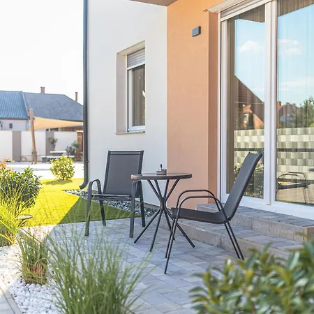 Melomi Apartman Sarvar Exterior photo